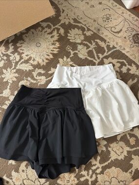 aerie Two-Pack Flirty Tennis Skorts in Black & White
